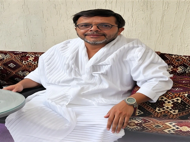 محمد هنيدي في مكة: الفنان المصري يؤدي مناسك الحج بملابس الإحرام