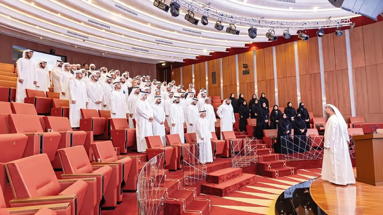 أبوظبي تمنح 75 موظفاً حكومياً صفة الضبطية القضائية لتعزيز الرقابة
