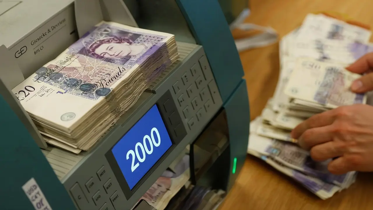 استقالة ستارمر: الإسترليني يستقر والسياسيون يترقبون بورنهام