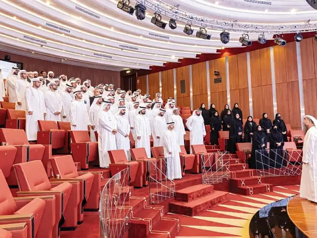 أبوظبي تمنح 75 موظفاً حكومياً صفة الضبطية القضائية لتعزيز الرقابة