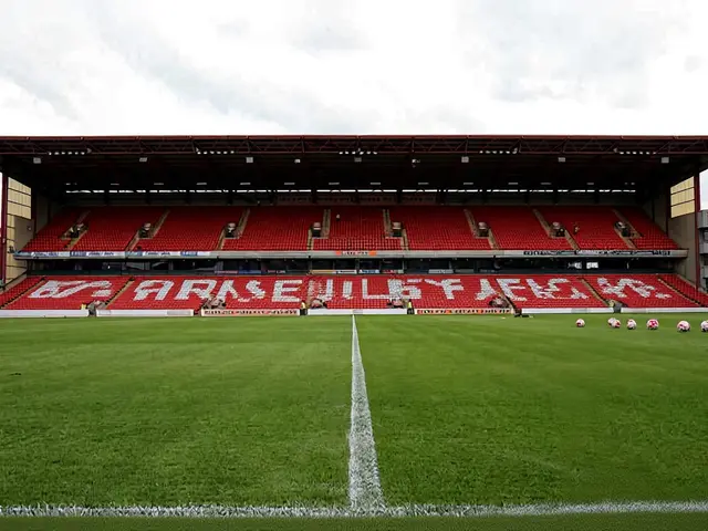 إجلاء طارئ يوقف مباراة برنلي وبيورتن في الدوري الإنجليزي
