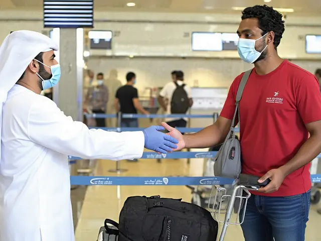 الإمارات تفتح أبوابها: تأشيرة عند الوصول لرعايا 6 دول بشرط الإقامة
