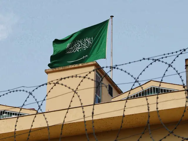 السعودية وأمريكا تشنان غارات على ميليشيات إيران في العراق