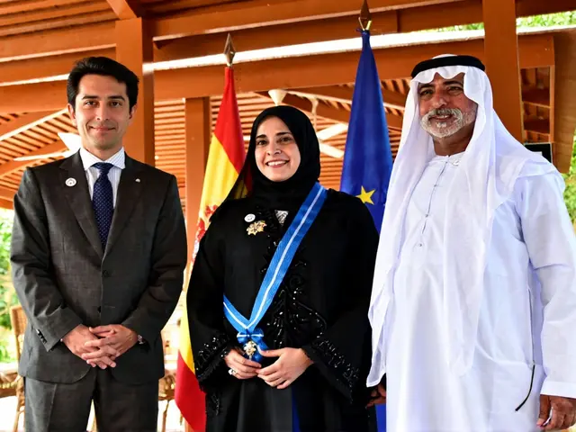 إسبانيا تكرم السفيرة حصة العتيبة بوسام الصليب الأكبر بعد غياب 35 عاماً