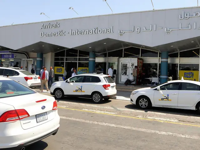 حريق طائرة مدنية بمطار أبها بعد هجوم حوثي بطائرة مسيرة