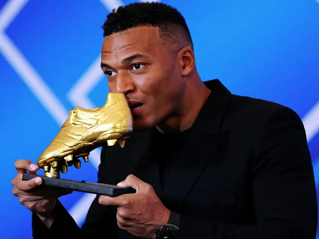 مبابي يحصد الحذاء الذهبي الأوروبي لأول مرة بعد موسم استثنائي مع ريال مدريد