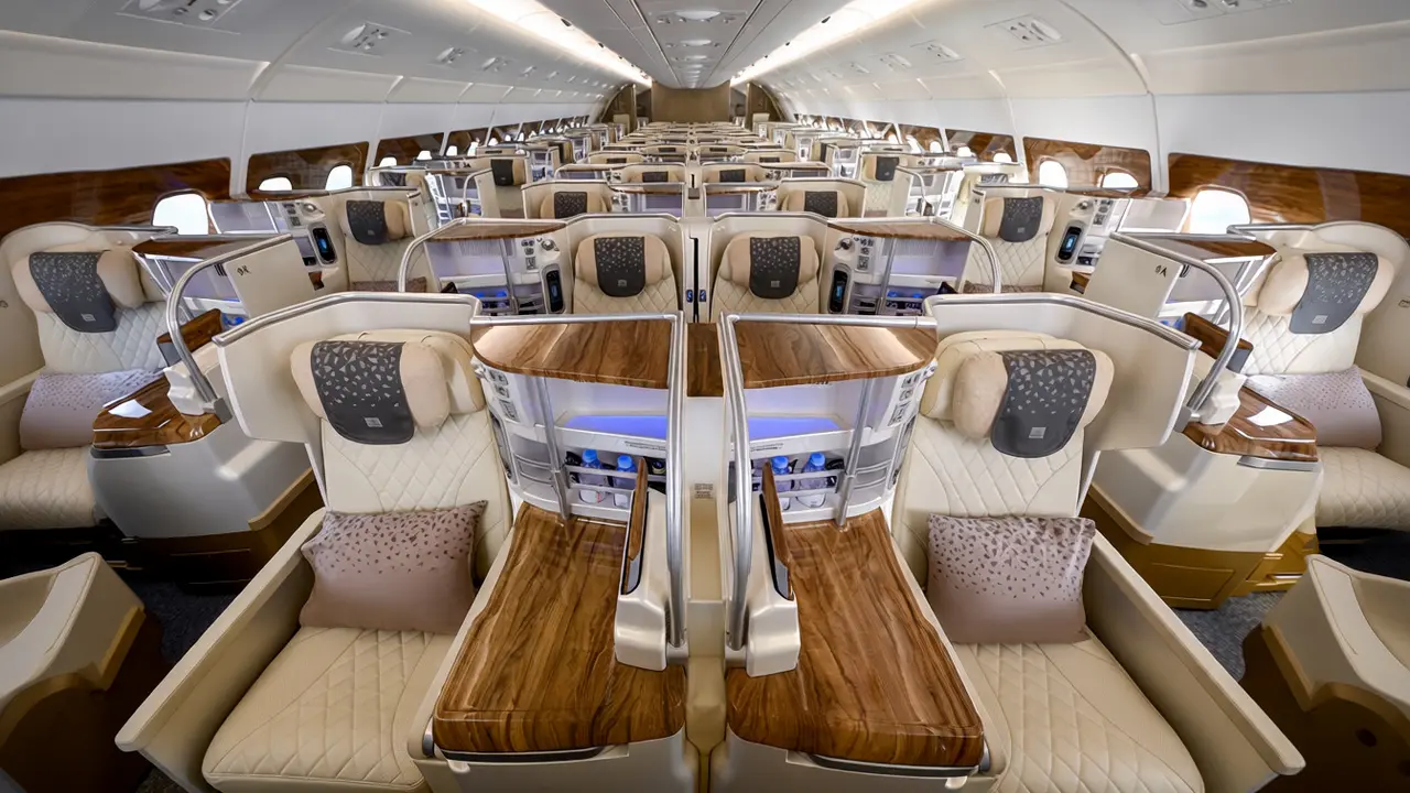الإماراتية تُنجز أول تحديث لطائرة A380 فائقة الكثافة