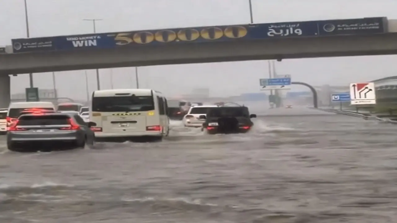 أمطار غزيرة تغرق شوارع دبي وتعطل الحركة الجوية