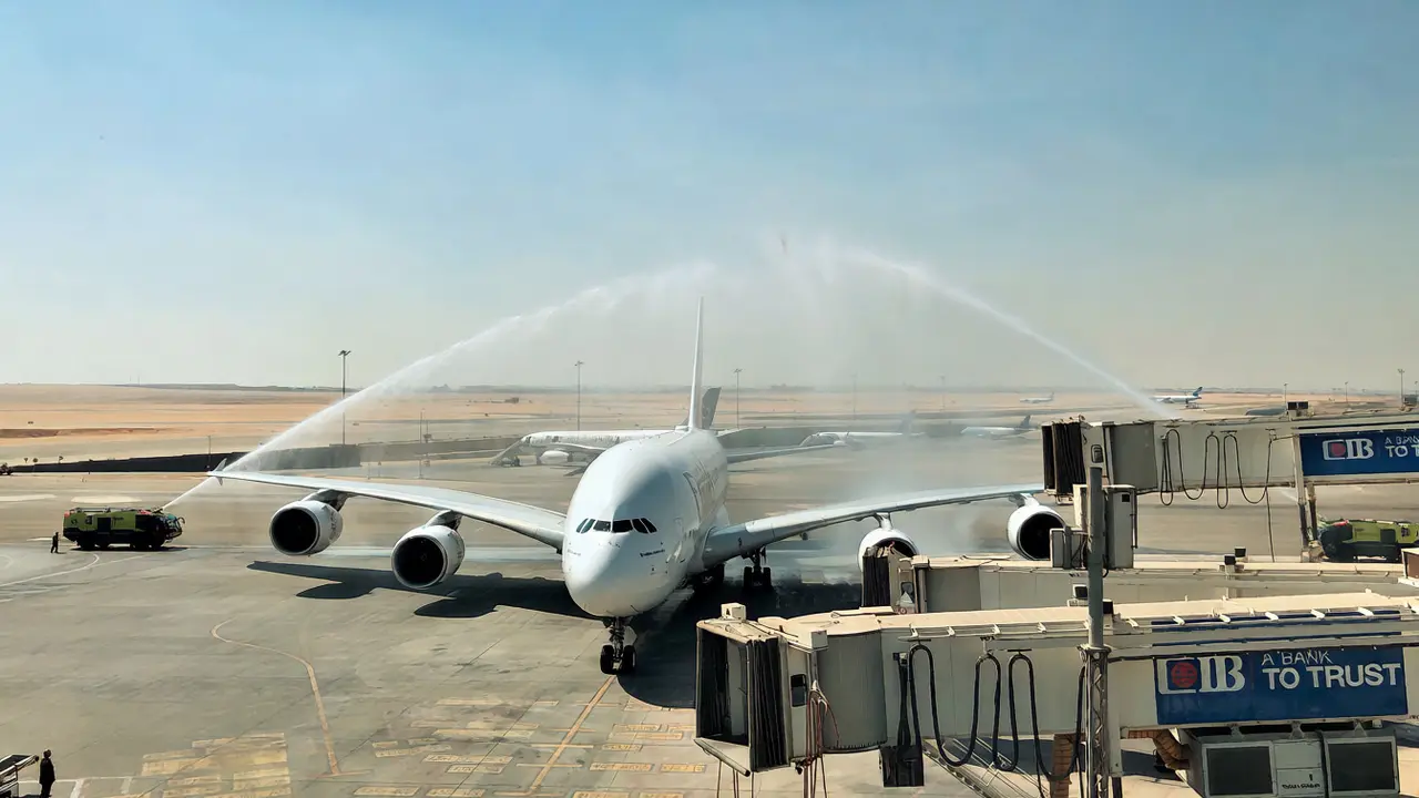 عملاق السماء يحط في القاهرة: أول رحلة مجدولة لـ A380 من دبي