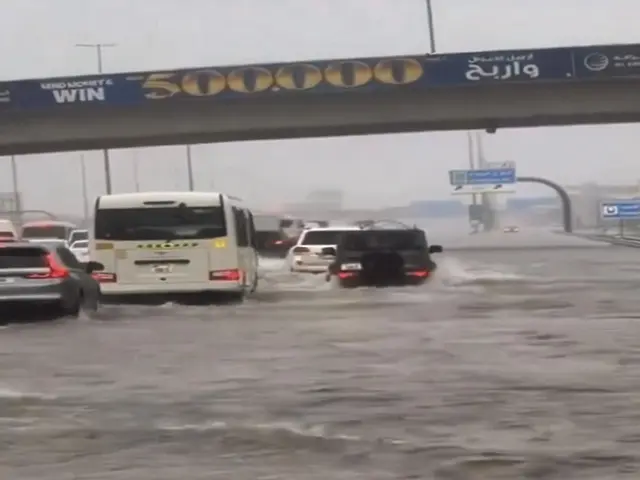 أمطار غزيرة تغرق شوارع دبي وتعطل الحركة الجوية