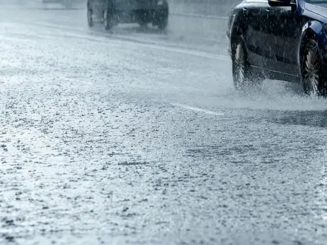 إنذار فوري على هواتف دبي: أمطار غزيرة وبرد يجبر السلطات على تفعيل خطة الطوارئ