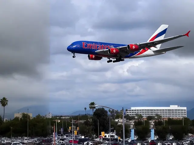 بالفيديو: هبوط «الإمارات A380» بطلاء NBA يأسر لوس أنجلوس