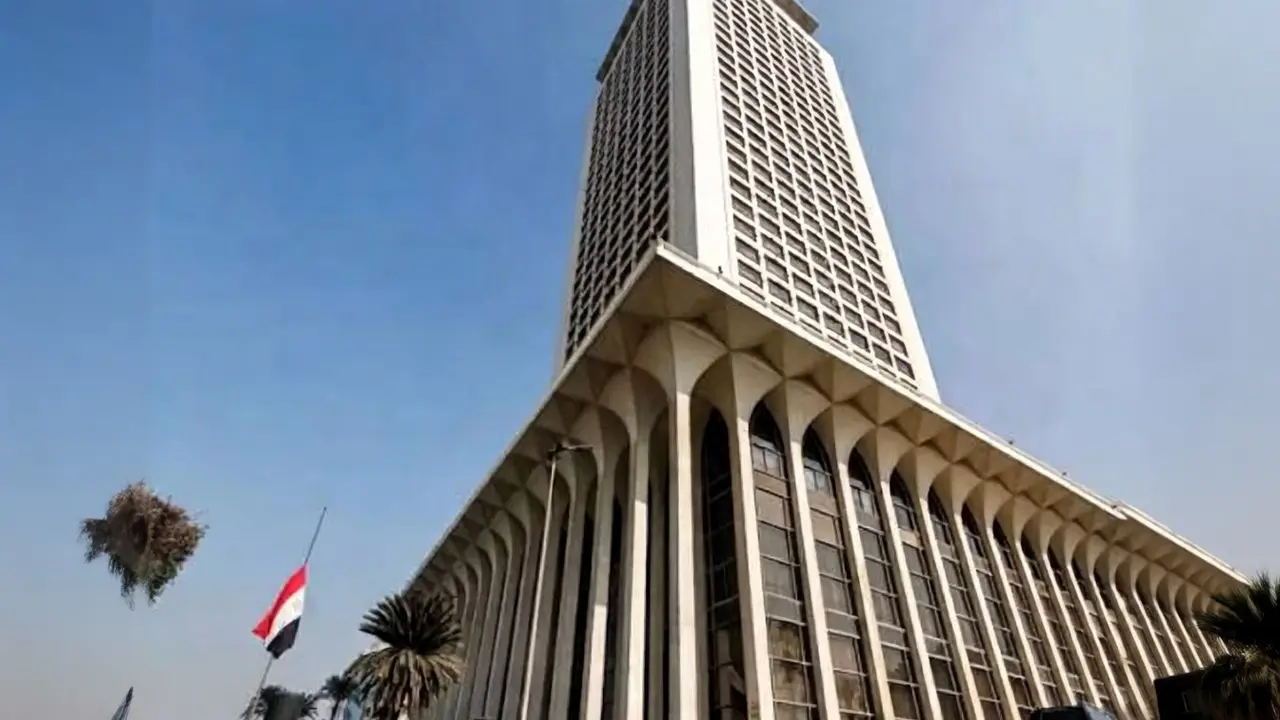 خيارات صعبة: بين الشارع والدبلوماسية