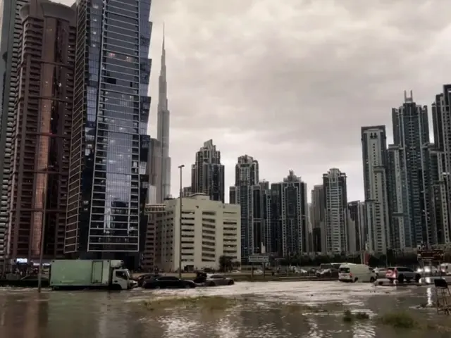 إعصار دبي: أمطار تاريخية تغرق طرق المطار وتشل الحركة