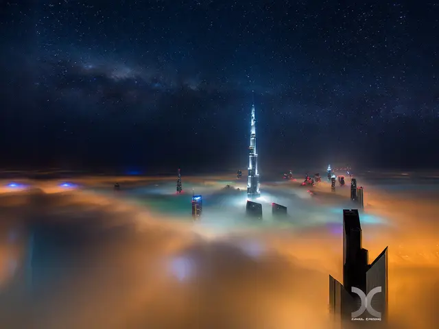 الإمارات تعانق السحب: الضباب يحول ناطحات السحاب إلى لوحات فنية