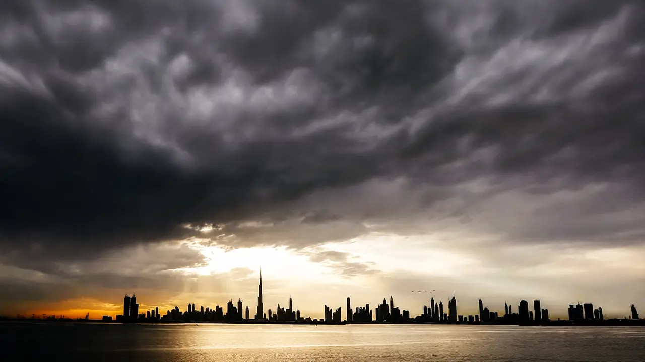 طقس الإمارات: أمطار وضباب ورياح قوية لخمسة أيام متتالية