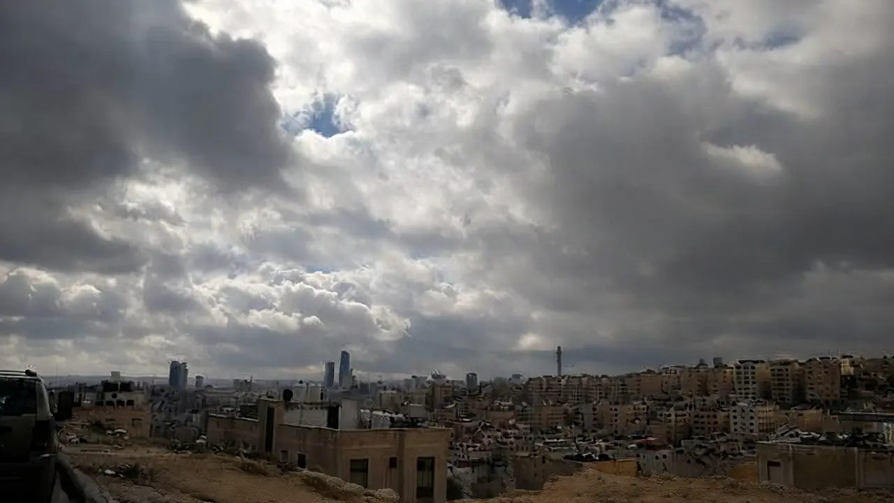 طقس معتدل في الأردن مع انخفاض حراري وأمطار خفيفة بالشمال