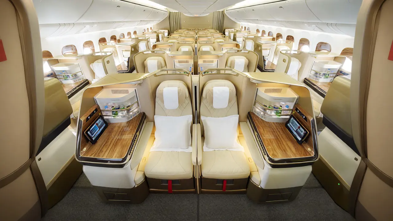 طيران الإمارات توسّع أسطولها المحدّث وتطلق A350 في أديليد