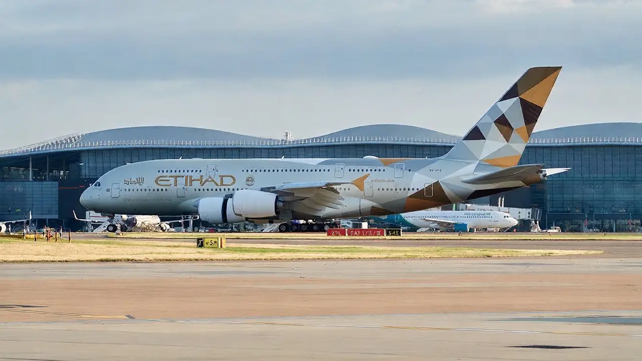 عودة العملاق: الاتحاد تشغل إيرباص A380 إلى لندن بعد توقف طويل